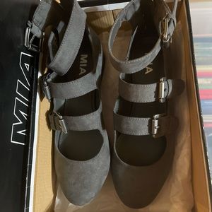 Mia strappy flats charcoal grey size 7 1/2 New never worn